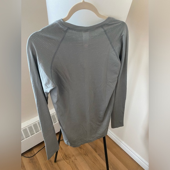 Lulu Lemon Athletic long sleeve top - Picture 4 of 6